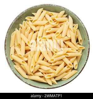 Pennette rigate. Rohe Pasta in einem Teller isoliert auf weißem Hintergrund. Draufsicht. Datei enthält Beschneidungspfad. Stockfoto