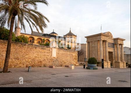 Bei Sonnenaufgang befindet sich die Puerta del Puente, ein Renaissance-Tor an der Stelle der früheren römischen Tore, gegenüber der römischen Brücke, die den Fluss Guadalquivir überspannt Stockfoto