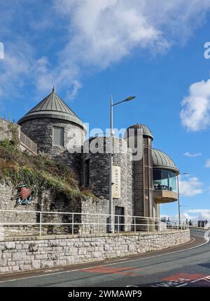 Ocean View Bar and Cafe im Plymouth Dome am Plymouth Hoe ovelooks Plymouth Sound, Englands erster National Marine Park. Das Gebäude am Meer hat es Stockfoto