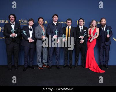 Los Angeles, USA. Februar 2024. (L-R) Benny Safdie, Cillian Murphy, Robert Downey Jr., Josh Hartnett, Alden Ehrenreich, Casey Affleck, Emily Blunt und Kenneth Branagh, Gewinner des Outstanding Performance by A Cast in a Motion Picture Award für Oppenheimer posiert im Presseraum des Screen Actors Guild Awards Press Room, der am Samstag im Shrine Auditorium and Expo Hall in Los Angeles, KALIFORNIEN, stattfand. ?24. Februar 2024. (Foto: Sthanlee B. Mirador/SIPA USA) Credit: SIPA USA/Alamy Live News Stockfoto