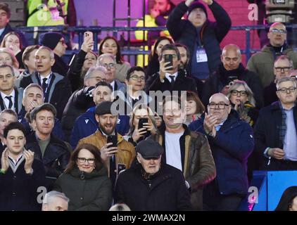 Scottish Gas Murrayfield Stadium. Edinburgh, Großbritannien. Februar 2024. UK.The Mens Guinness Six Nations Match Scotland vs England Hollywood Star schottischer Schauspieler Gerard Butler (White T Shirt) sieht sich das Rugby-Spiel Schottland-England an, während er eine Pause von den Dreharbeiten in Nordirland macht. Quelle: eric mccowat/Alamy Live News Stockfoto