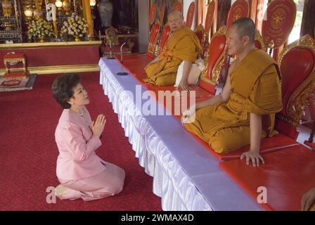 Buddhismus in Großbritannien, Frau mit buddhistischen Mönchen bei der jährlichen Feier der Gründung des buddhistischen Buddhapadipa Tempels in Wimbledon London SW19 England 24. Juni 2006 2000er Jahre UK HOMER SYKES Stockfoto