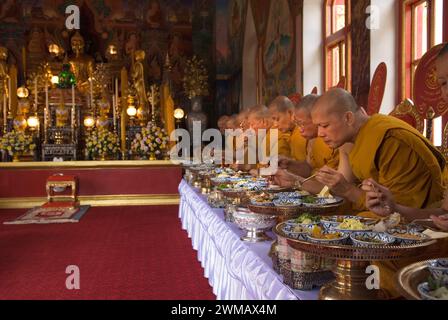 Buddhistische Mönche Großbritannien. Jährliche Feier zur Gründung des buddhistischen Buddhapadipa-Tempels in Wimbledon. Wimbledon, London, England 24. Juni 2006 HOMER SYKES Stockfoto