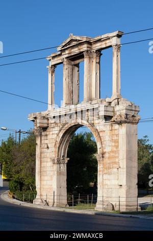 Der Hadrianbogen in Athen (griechisch Αψίδα του Αδριανού, übersetzt. Apsida tou Adrianou), auf Griechisch bekannt als Hadriantor (griechisch Πύλη) Stockfoto