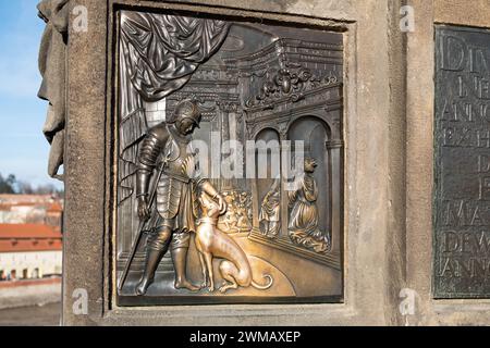 Prag, Tschechische Republik - Januar 2024: Relief in der Johannes-von-Nepomuk-Statue an der Karlsbrücke in Prag, Tschechische Republik Stockfoto