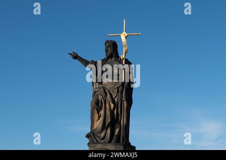 Prag, Tschechische Republik - Januar 2024: Die Statue des Hl. Johannes der Täufer, Karlsbrücke in Prag, Tschechische Republik Stockfoto