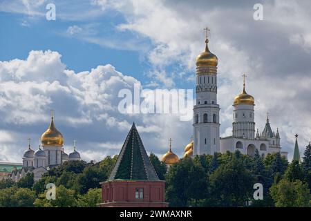 Der große Glockenturm Iwan, die Dormitio-Kathedrale und die Kathedrale des Erzengels hinter dem Petrovskaja-Turm in Moskau, Russland. Stockfoto