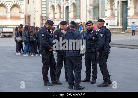 Florenz, Italien - 2. April 2019: Gruppe der Carabinieri diskutiert. Stockfoto