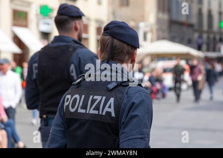 Florenz, Italien - 02. April 2019: Polizisten in Weste in der Nähe einer Kathedrale. Stockfoto