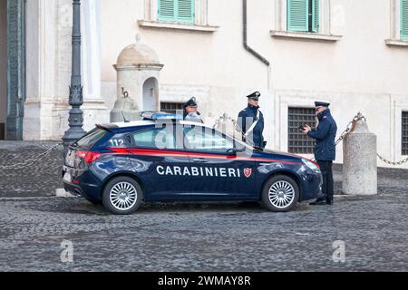 Rom, Italien - 18. März 2018: Polizeibeamte der Carabinieri und ihr Auto vor dem Quirinalpalast. Stockfoto