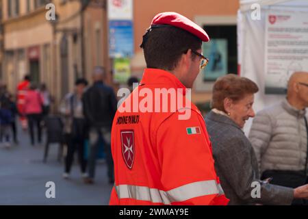 Pisa, Italien - März 31 2019: Mitglied des Malteserordens, einer katholischen Laienordenschaft, traditionell militärischer, ritterlicher und edler Art. Stockfoto