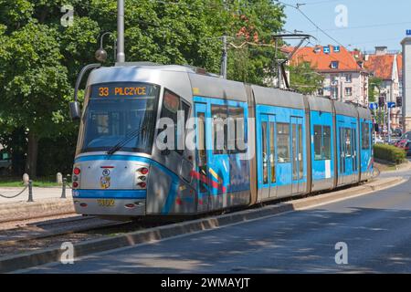Breslau, Polen - 04. Juni 2019: Straßenbahn der Linie 33 im Stadtzentrum. Stockfoto