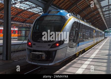 Breslau, Polen – 05. Juni 2019: Der Zug Newag Impuls wird von POLREGIO am Bahnhof Wrocław Główny betrieben. Stockfoto