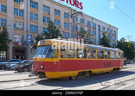 Jekaterinburg, Russland - 16. Juli 2018: Straßenbahn der Linie 26, die das Stadtzentrum verdrängt. Stockfoto