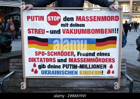 Düsseldorf 24.02.2024 Kundgebung des Blau-Gelbes Kreuz Ukraine Krieg Pro-Ukraine-Demo Schadowplatz gegen Putin Russland Plakat gegen Vakuumbomben Streubomben Ex-Bundeskanzler Gerhard Schröder Düsseldorf Nordrhein-Westfalen Deutschland *** Düsseldorf 24 02 2024 Rallye des Blauen Gelben Kreuzes Ukraine war Pro Ukraine Demo Schadowplatz gegen Putin Russland Poster gegen Vakuumbomben Streubomben Ex-Bundeskanzler Gerhard Schröder Düsseldorf Nordrhein-Westfalen Deutschland Stockfoto