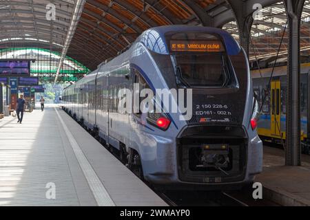 Breslau, Polen – 05. Juni 2019: Pesa Dart-Zug von PKP Intercity am Bahnhof Wrocław Główny. Stockfoto