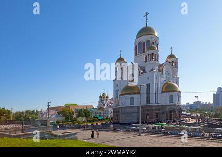 Jekaterinburg, Russland - 16. Juli 2018: Die Kirche zu Ehren Allerheiligen erstrahlt im russischen Land (russisch Храм-на-Крови́ во и́мя Все) Stockfoto