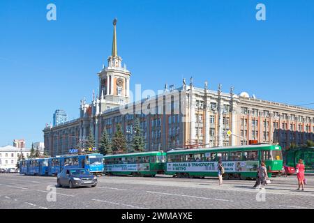 Jekaterinburg, Russland - 15. Juli 2018: Straßenbahnen, die an der Stadtverwaltung von Jekaterinburg vorbeifahren (russisch Администрация Екатеринбурга). Stockfoto