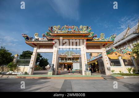 Der Luang Pho Sothon-Schrein in der Stadt Mueang Chachoengsao in der Provinz Chachoengsao in Thailand. Thailand, Chachoengsao, 2. November 2023 Stockfoto