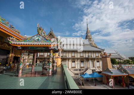 Der Luang Pho Sothon-Schrein in der Stadt Mueang Chachoengsao in der Provinz Chachoengsao in Thailand. Thailand, Chachoengsao, 2. November 2023 Stockfoto