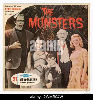 Sawyer's View-Master 21 Stereo-Bilder für die Episode The Most Beautiful Ghoul in the World aus dem US-Fernsehen von 1966 Serie THE MUNSTERS mit FRED GWYNNE als Herman Munster YVONNE DeCarlo als Lily BUTCH PATRICK als Eddie AL LEWIS AS Opa und PAT PRIESTER als Marilyn Make-up Künstler Bud Westmore Kayro-Vue Productions / CBS Television Stockfoto