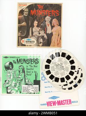 Sawyer's View-Master 21 Stereo-Bilder für die Episode The Most Beautiful Ghoul in the World aus dem US-Fernsehen von 1966 Serie THE MUNSTERS mit FRED GWYNNE als Herman Munster YVONNE DeCarlo als Lily BUTCH PATRICK als Eddie AL LEWIS AS Opa und PAT PRIESTER als Marilyn Make-up Künstler Bud Westmore Kayro-Vue Productions / CBS Television Stockfoto