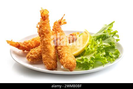 Platte mit gebratenen panierten Torpedogarnelen isoliert auf weißem Hintergrund Stockfoto