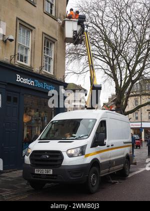 Arbeiter, die eine neue Wandbeleuchtung über der Boston Tea Party am Kingsmead Square, Bath, Somerset, mit einem Kirschpflücker am Van installieren. Stockfoto