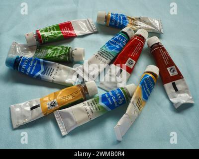 Auswahl der verwendeten Teile Reeves Künstlerröhren in verschiedenen Farben auf hellblauem Hintergrund Stockfoto