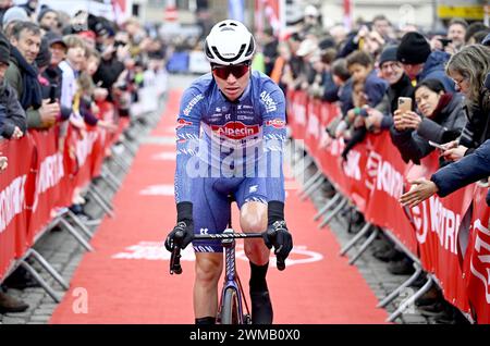 Kortrijk, Belgien. Februar 2024. Belgische Senne Leysen aus Alpecin-Deceuninck, dargestellt am Beginn des eintägigen Radrennens Kuurne-Brüssel-Kuurne, 196, 4 km von Kuurne über Brüssel nach Kuurne, Sonntag, 25. Februar 2024. BELGA FOTO JASPER JACOBS Credit: Belga News Agency/Alamy Live News Stockfoto