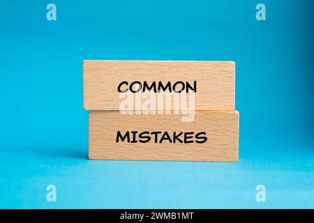 Häufige Fehler Wörter auf Holzblöcken mit blauem Hintergrund. Konzeptsymbol. Kopierbereich. Stockfoto