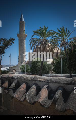 Minarett und Garten der Hala Sultan Tekke Moschee in Larnaka Stockfoto