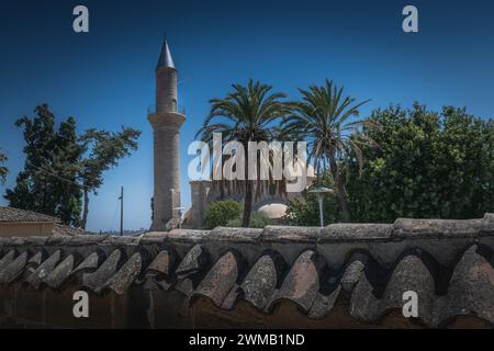 Minarett und Garten der Hala Sultan Tekke Moschee in Larnaka Stockfoto