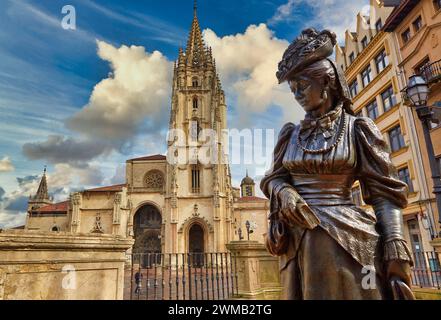 Skulptur „La Regenta“ von Mauro Alvarez, Plaza Alfonso II El Casto, Kathedrale, Oviedo, Asturien, Spanien Stockfoto