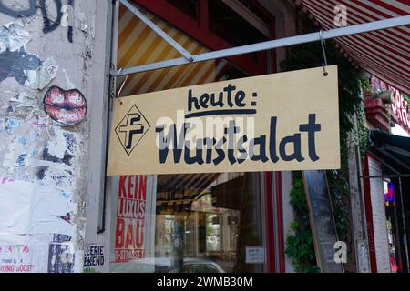 Schild mit heute Wurstsalat Schild mit heute Wurstsalat, 26.09.2023, Kreuzberg, Berlin, an einem Fleischergeschäft hängt ein Schild mit dem Schriftzug heute Wurstsalat. *** Schild mit Today Wurstsalat Schild mit Today Wurstsalat, 26 09 2023, Kreuzberg, Berlin, bei einer Metzgerei hängt ein Schild mit der Aufschrift Today Wurstsalat Stockfoto