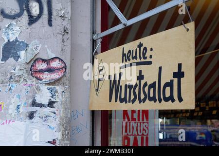 Schild mit heute Wurstsalat Schild heute Wurstsalat, 26.09.2023, Kreuzberg, Berlin, an einem Fleischergeschäft hängt ein Schild mit dem Schriftzug heute Wurstsalat. *** Schild mit Today Wurstsalat Sign Today Wurstsalat, 26 09 2023, Kreuzberg, Berlin, bei einer Metzgerei hängt ein Schild mit der Aufschrift Today Wurstsalat Stockfoto