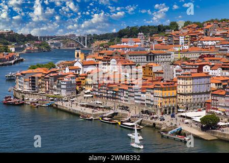 Cais da Ribeira, Fluss Rio Douro, Blick von der Brücke Ponte Dom Luis I, Porto, Portugal Stockfoto