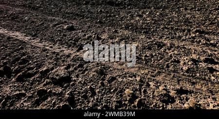 Reifenspuren sind auf felsigem und unebenem Untergrund aufgedruckt, was auf Geländefahrten hindeutet. Stockfoto