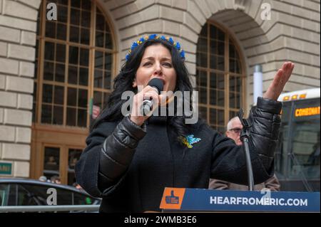 New York, New York, USA. Februar 2024. (NEU) Bürgermeister Adams überbringt Bemerkungen bei der Flaggenweckung für die Ukraine. 24. Februar 2024, New York, New York, USA: Viktoriya Vennikova singt die Nationalhymne bei einer Flaggenhetzungszeremonie für die Ukraine zum zweiten Jahrestag der russischen Invasion in die Ukraine im historischen Bowling Green Park in Lower Manhattan am 24. Februar 2024 in New York City. Der unnachgiebige Krieg Russlands gegen die Ukraine hat in seinem dritten Jahr Bedenken darüber geweckt, wie lange die westlichen Länder Kiew weiterhin Waffen und andere Unterstützung bereitstellen werden. Die Lieferung von Stockfoto