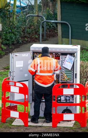 Jungfrau-Ingenieur arbeitet an neu installiertem Anschlusskasten in Großbritannien Stockfoto