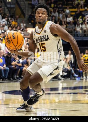 Haas Pavilion Berkeley Calif, USA. Februar 2023. Der kalifornische Wächter Jalen Cone (15) geht während des NCAA Männer Basketballspiels zwischen Oregon Ducks und den California Golden Bears zum Basketball. Kalifornien schlug Oregon 69-64 im Haas Pavilion Berkeley Kalifornien Thurman James/CSM/Alamy Live News Stockfoto