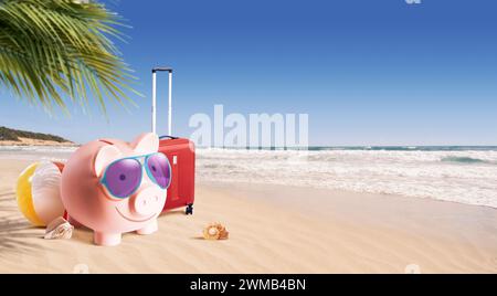 Glückliche Schweinebank mit Gepäck und Sonnenbrille am Strand, günstiges erschwingliches Sommerurlaubskonzept Stockfoto