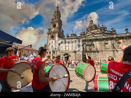 Jugendliche, die Trommeln spielen, galizische Folklore, Santiago de Compostela, 25. Juli, Kathedrale, Praza da Quintana, Santiago de Compostela, A Coruña provi Stockfoto