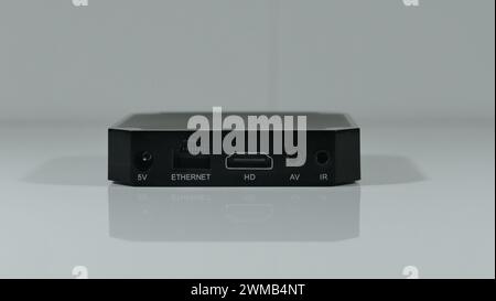 Die Rückseite einer Set-Top-Box mit verschiedenen Anschlüssen und Steckplätzen für den Anschluss Stockfoto