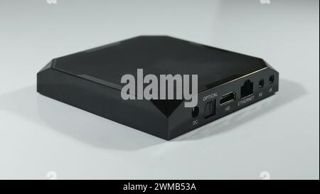 USB-Anschlüsse, Strom- und Ethernet-Anschlüsse an einer Seitenwand der neuen TV-Box Stockfoto