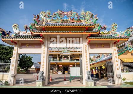 Der Luang Pho Sothon-Schrein in der Stadt Mueang Chachoengsao in der Provinz Chachoengsao in Thailand. Thailand, Chachoengsao, 2. November 2023 Stockfoto