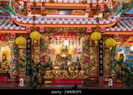 Der Luang Pho Sothon-Schrein in der Stadt Mueang Chachoengsao in der Provinz Chachoengsao in Thailand. Thailand, Chachoengsao, 2. November 2023 Stockfoto