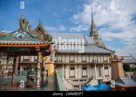 Der Luang Pho Sothon-Schrein in der Stadt Mueang Chachoengsao in der Provinz Chachoengsao in Thailand. Thailand, Chachoengsao, 2. November 2023 Stockfoto