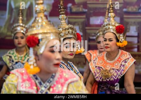 Traditioneller thailändischer Tanz neben dem Wat Sothon Wararam Worawihan in der Stadt und Provinz Chachoengsao in Thailand. Thailand, Chachoengsao, Novembe Stockfoto