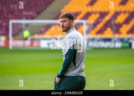 TIR Park, Motherwell, Großbritannien. Februar 2024. Scottish Premiership Football, Motherwell gegen Celtic; Anthony Ralston von Celtic prüft das Spielfeld Credit: Action Plus Sports/Alamy Live News Stockfoto